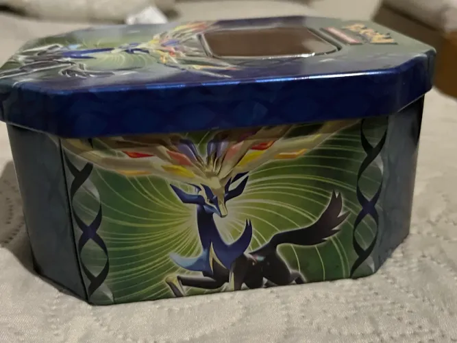 Lata Pokemon Xerneas colecionável 