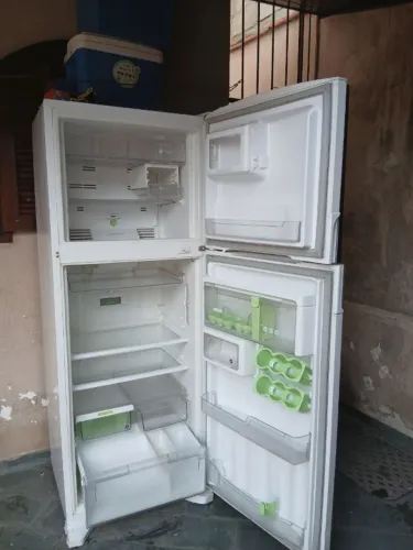 Geladeira Consul Muito conservada.