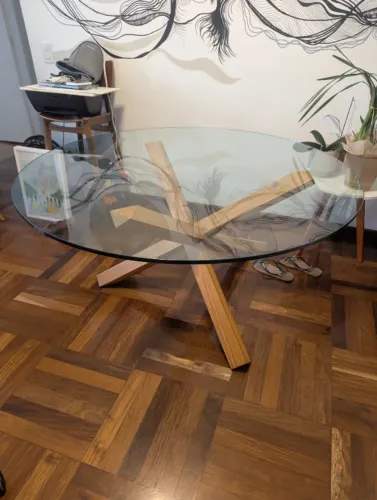 Mesa de jantar redonda com tampo de vidro e base de madeira maciça