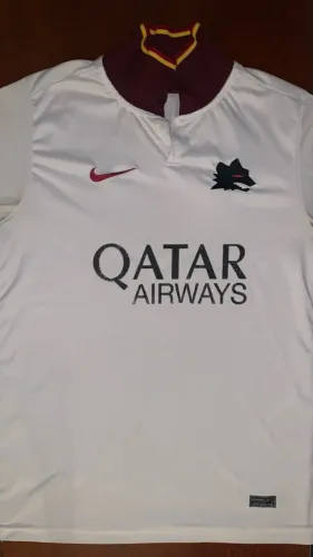 Camisa Nike do Catar branca com detalhes em vinho