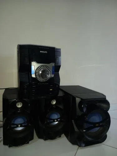 Microsistem com 2 caixas de som e uma de potência