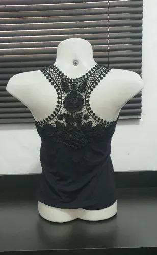 Blusa regata com detalhe em crochê nas costas M
