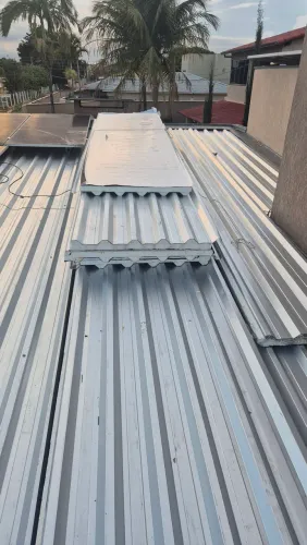 TELHAS SANDUÍCHE NOVAS COM ISOPOR 5 CM E FILME PROTETOR BRANCO 
