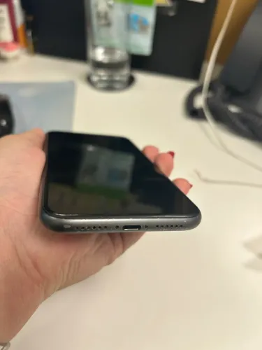 Venda iPhone 11 de 128B, usando 