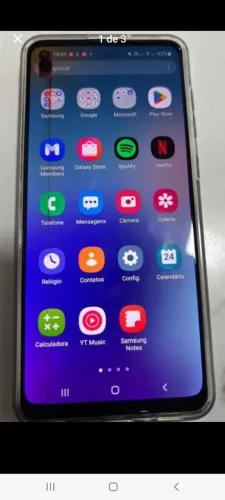 Celular Samsung com marca na tela. Mas funciona normalmente.