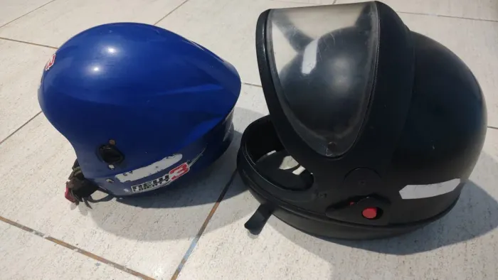 2 capacetes. 1 sem a viseira. Os dois por R$ 50