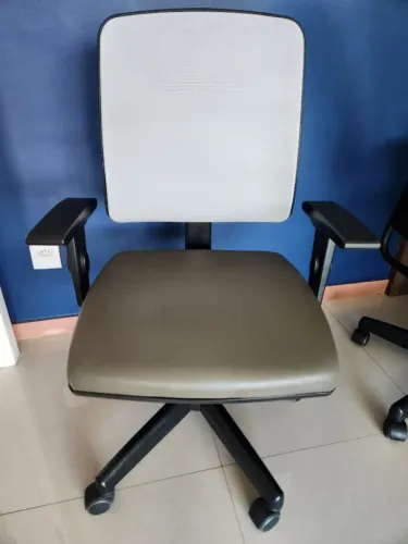 Cadeira Cavaletti de escritório executiva cinza