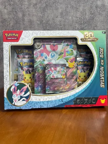 (ING) Pokémon 30 Anos Caixa Sylveon ex Box 30th Celebration Inglês