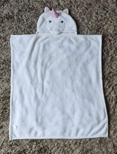 Cobertor com capuz unicórnio em plush altura 90cm e largura 75cm