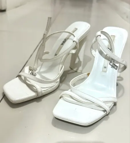 Sandália salto branca - Zara