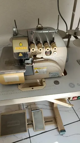 1 Máquina de costura Interlok Singer
