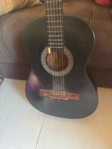 Violão com a corda estourada (é só trocar)