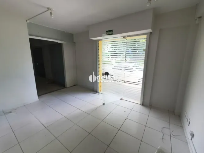 Prédio comercial disponível para locação no bairro Santa Mônica em Uberlândia-MG