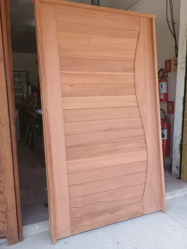 PORTA PIVOTANTE EM MADEIRA - Valor à vista