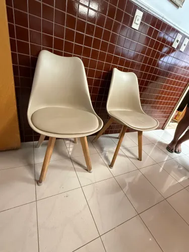 4 Cadeiras de Jantar Bege - Seminovas | R$ 200,00 cada cadeira as 4 800,00.
