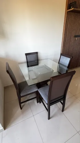 Mesa + 4 cadeiras.