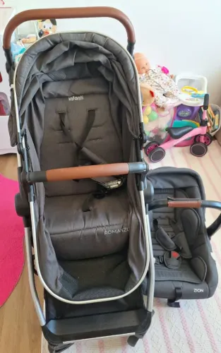 Carrinho de bebe com bebê conforto