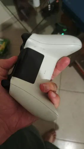 Controle Xbox one anda sozinho
