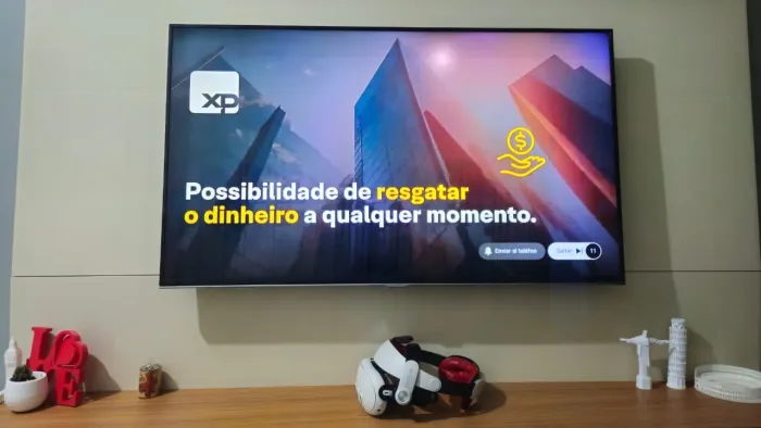 Smart TV Samsung 49" (com detalhe: sombra e linha quase imperceptíveis na tela).