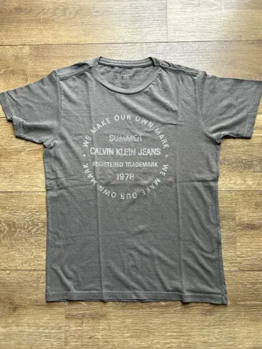 camiseta Calvin Klein tamanho 10 grafite, com estampa e monograma da marca nas costas 