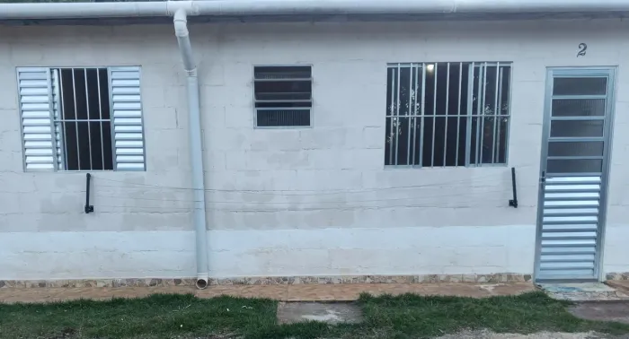 Aluga-se kitnet em extrema 