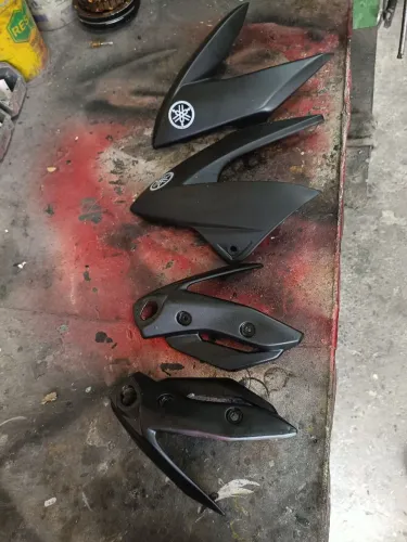 Vendo essas peças xj6 bananinhas do farol, asas do tanque, paralama traseiro