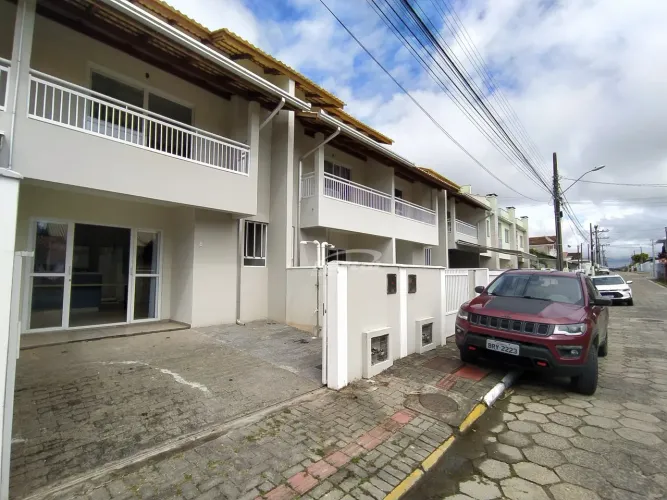 Casa disponível para locação no bairro Centro, em Balneário Piçarras/SC. (Cód.14459)