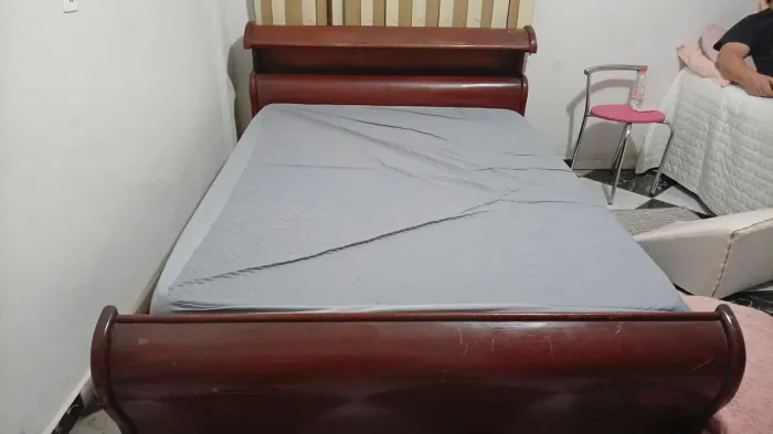 Vendo Jogo de Cama e Cômoda de Madeira e colchão Planejado