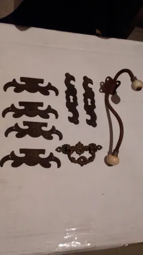 Cabide de parede com ponta de ceramica... com mais de 100 anos