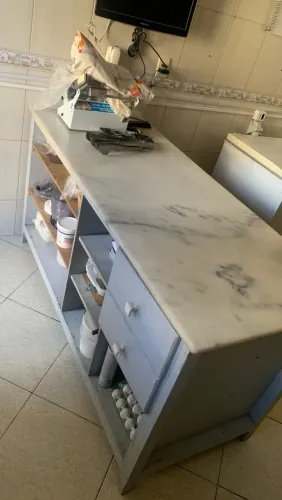 Mesa de madeira com tampo de mármore