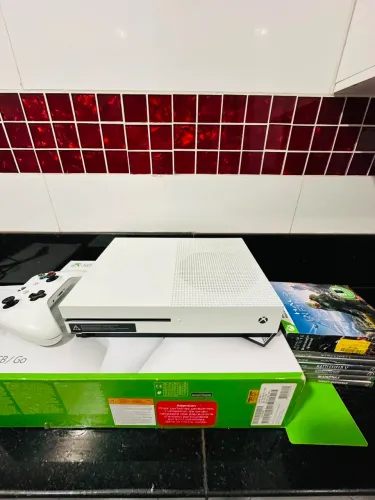 XBOX ONE S - 500 GB ( MAIS NOVO DA OLX )