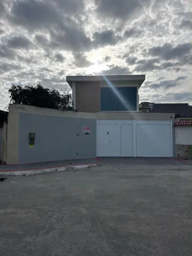CASA DUPLEX COM PISCINA NO SEGUNDO ANDAR EM ARACAS VILA VELHA