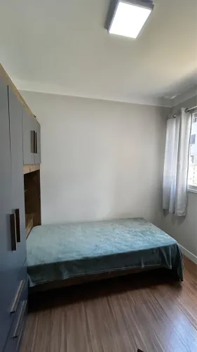 Vendo roupeiro de solteiro com cama embutida sem colchão