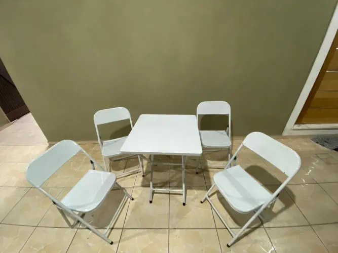 Conjunto de Mesa e Cadeiras em Aço Branca em Excelente Estado.