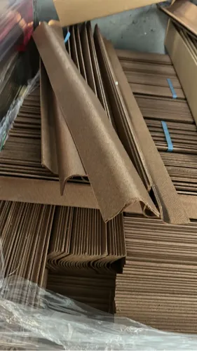 Cantoneira de papelão / eucatex