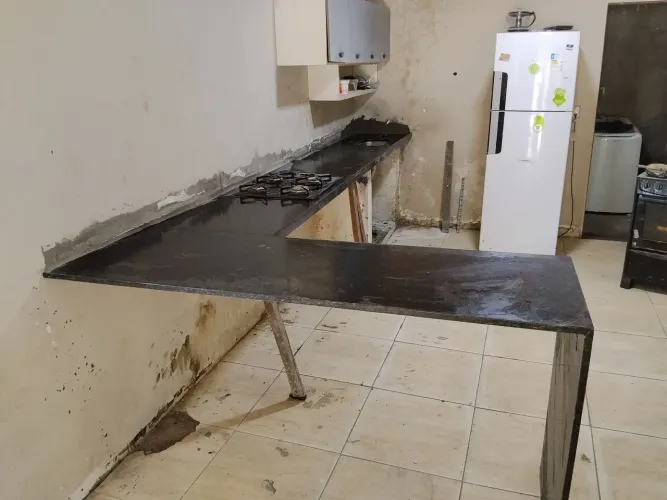 Bancada de cozinha no verde Ubatuba completo de Cooktop com mesa americana