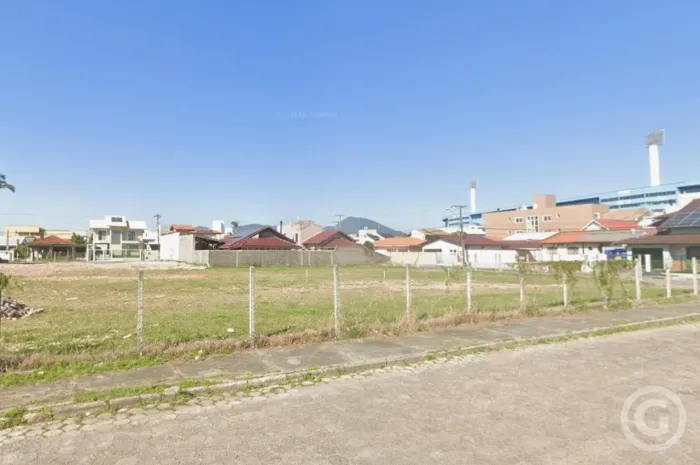 Terreno amplo em local estratégico em Florianópolis: ideal para empreendedores