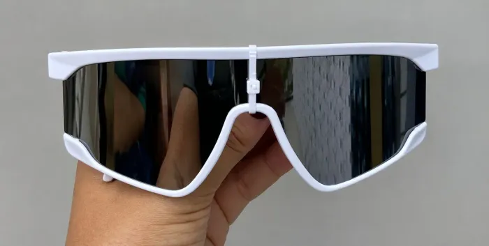 Óculos Esportivo Branco com Lente Espelhada Preta Unissex