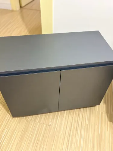 Vendo um armário de duas portas , medindo 63 cm de largura e 44 cm altura com rodinhas.