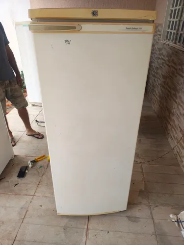 Geladeira GE 250 litros cria gelo