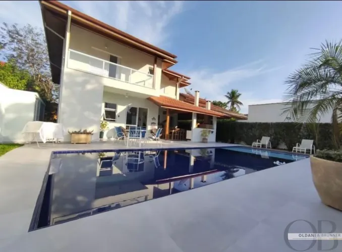 CASA DE ALTO PADRÃO DENTRO DE CONDOMÍNIO FECHADO.