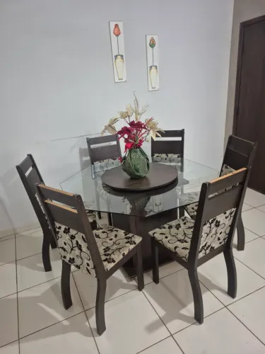 Mesa de vidro com tampão giratório e 6 cadeiras