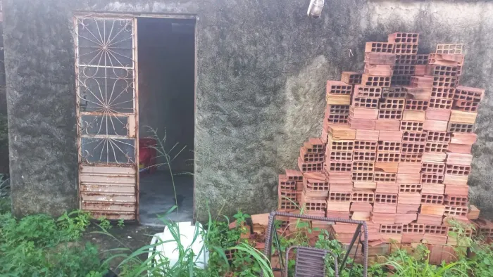 Com laje pronta e terreno para ampliar ja murada uma parte,com água,luz e fossa,fucionando
