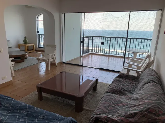 Frente ao Mar. Ampla Sacada com linda vista. 192m2 útil. Sala com 03 ambientes. 03 Suítes.