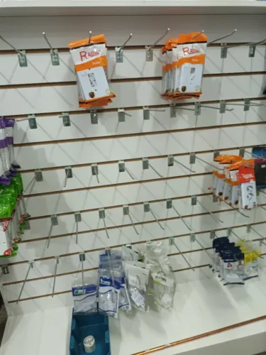 Gôndola Central loja com painéis canaletados