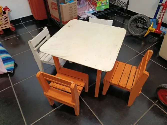 Mesa e 4 cadeiras madeira maciça infantil.