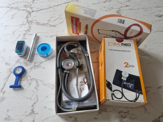 Kit de enfermagem semi novo 