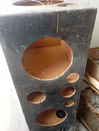 Vendo caixote de som para teto pega 06 alto falante de 15" e 06 tuiter e 4 cornetas  carro