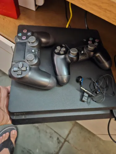 Playstation 4 500GB com 2 controles + 7 jogos