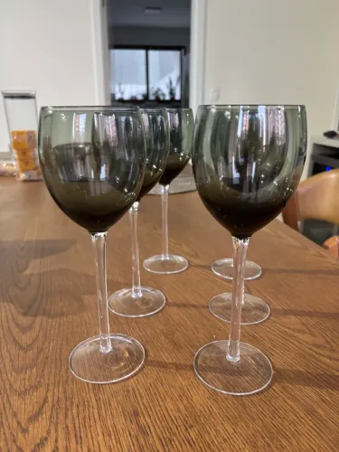 Jogo de taças para vinho usado uma vez